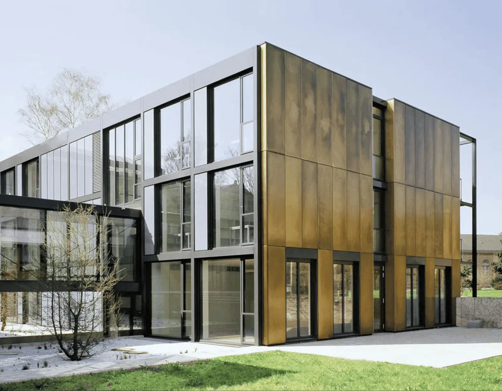 Messingfassade am Bundesverfassungsgericht in Karlsruhe