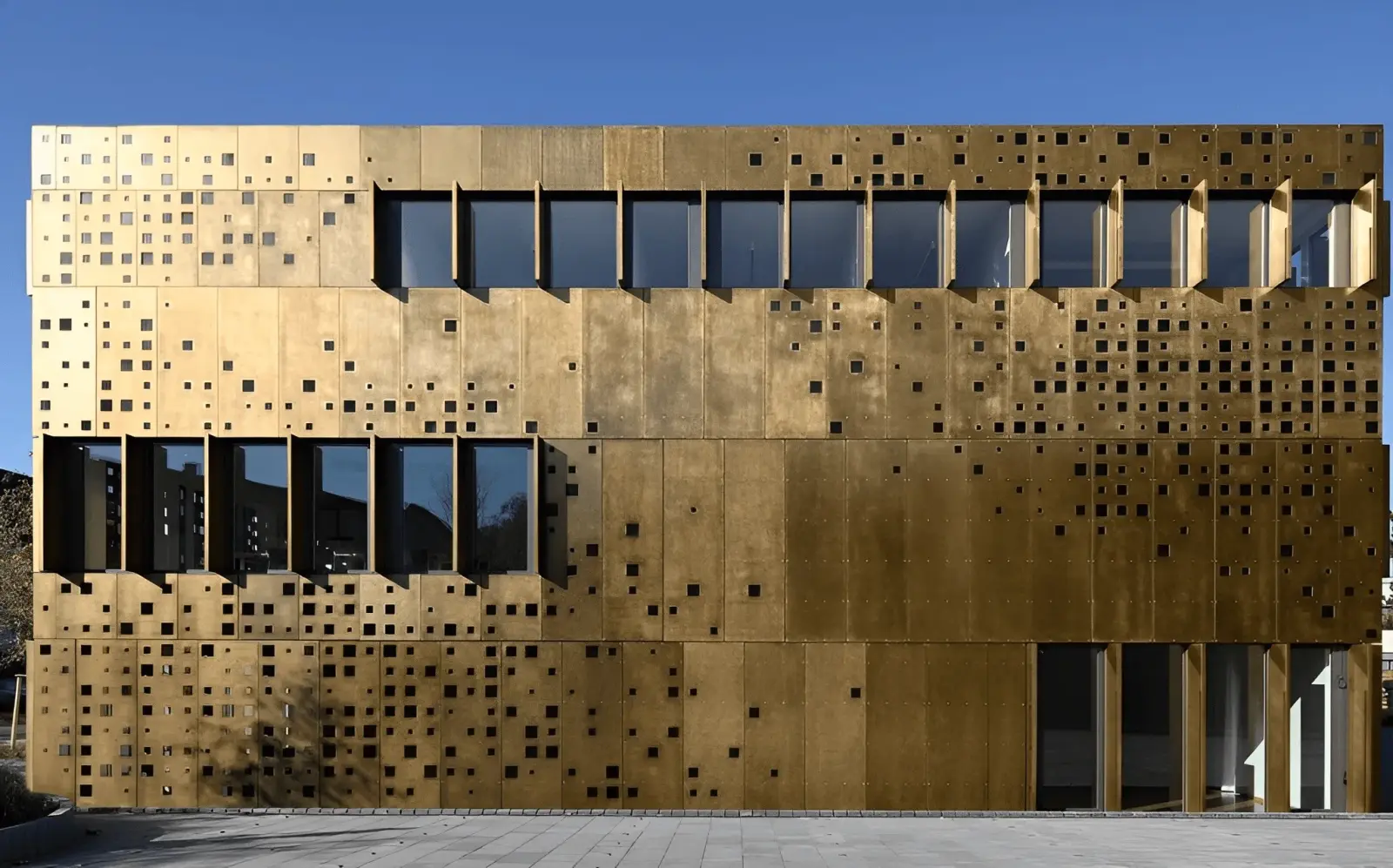 Messingfassade am TZA-Gebäude des Fraunhofer-Instituts in Darmstadt
