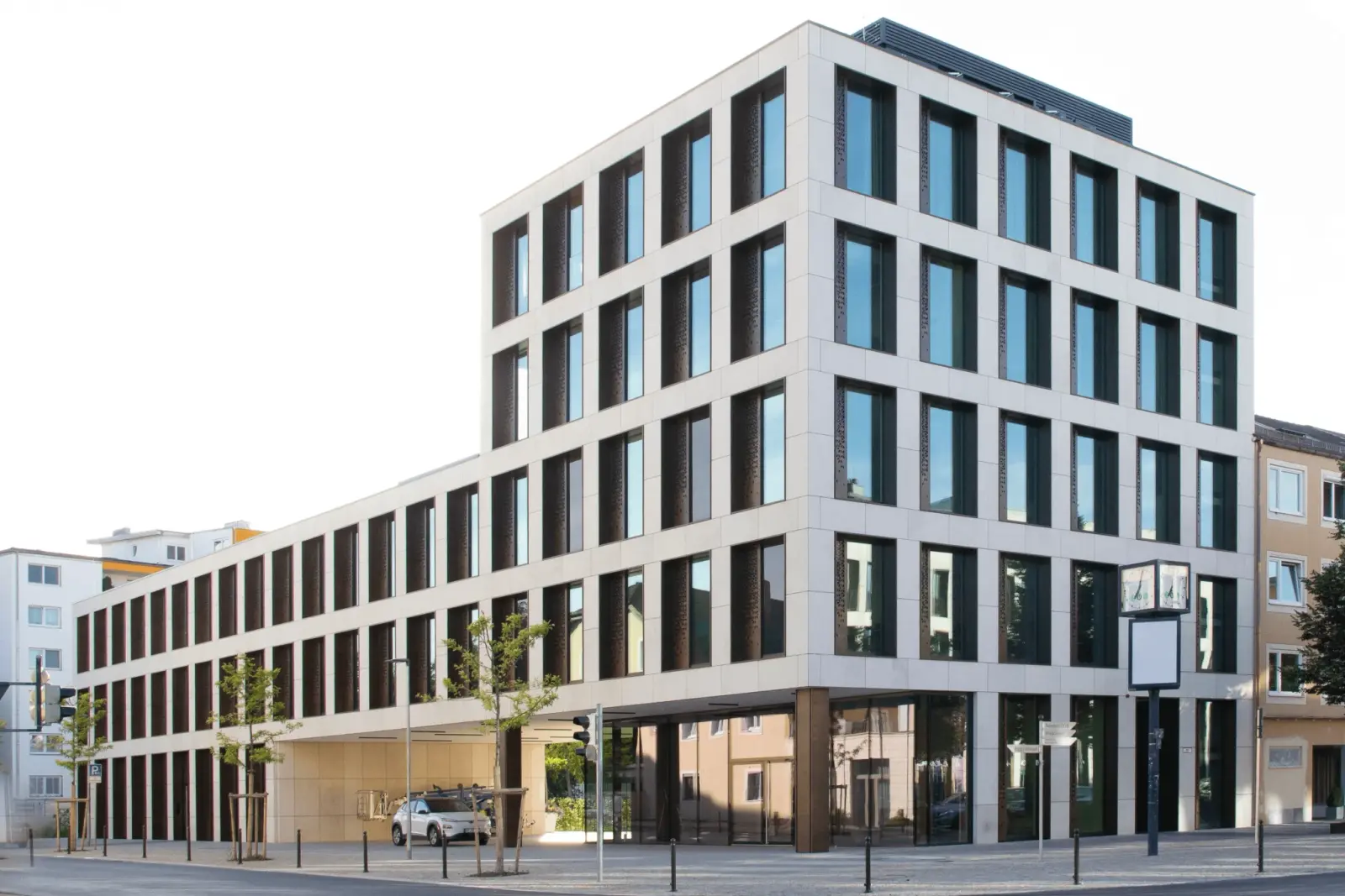 Fassade von Hinterschwepfinger in Burghausen aus großformatigem, brüniertem Messing